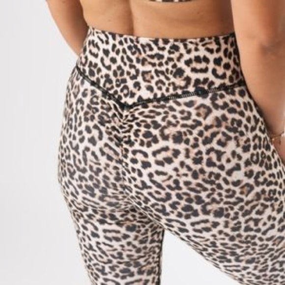 ZYIA Active Leopard Brilliant Scrunchy What Hi-rise 7/8 Leggings - Picture 4 of 11
